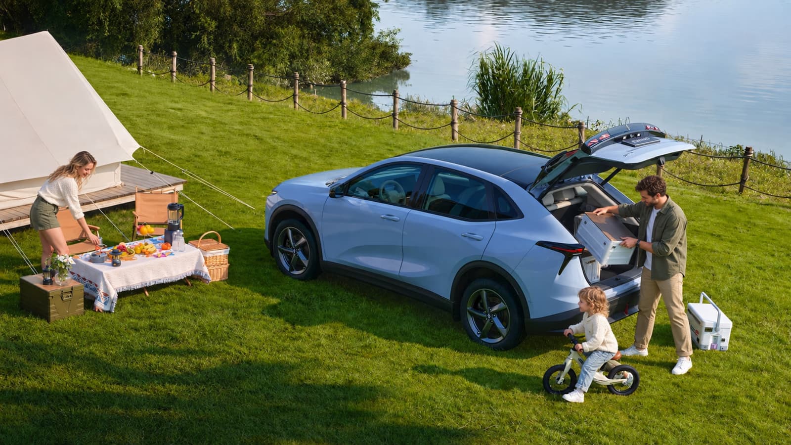 A family loading the EVEASY EWIND for a lakeside camping trip